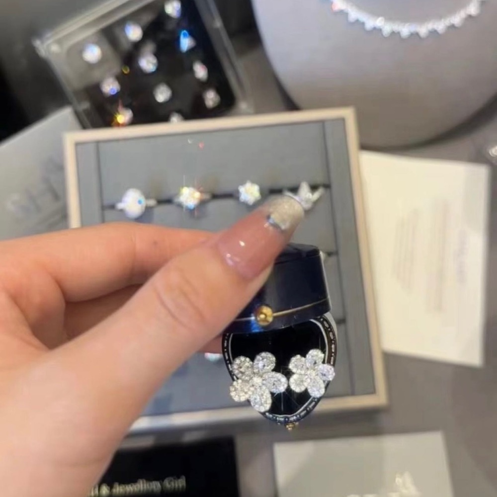 Floral diamond ring